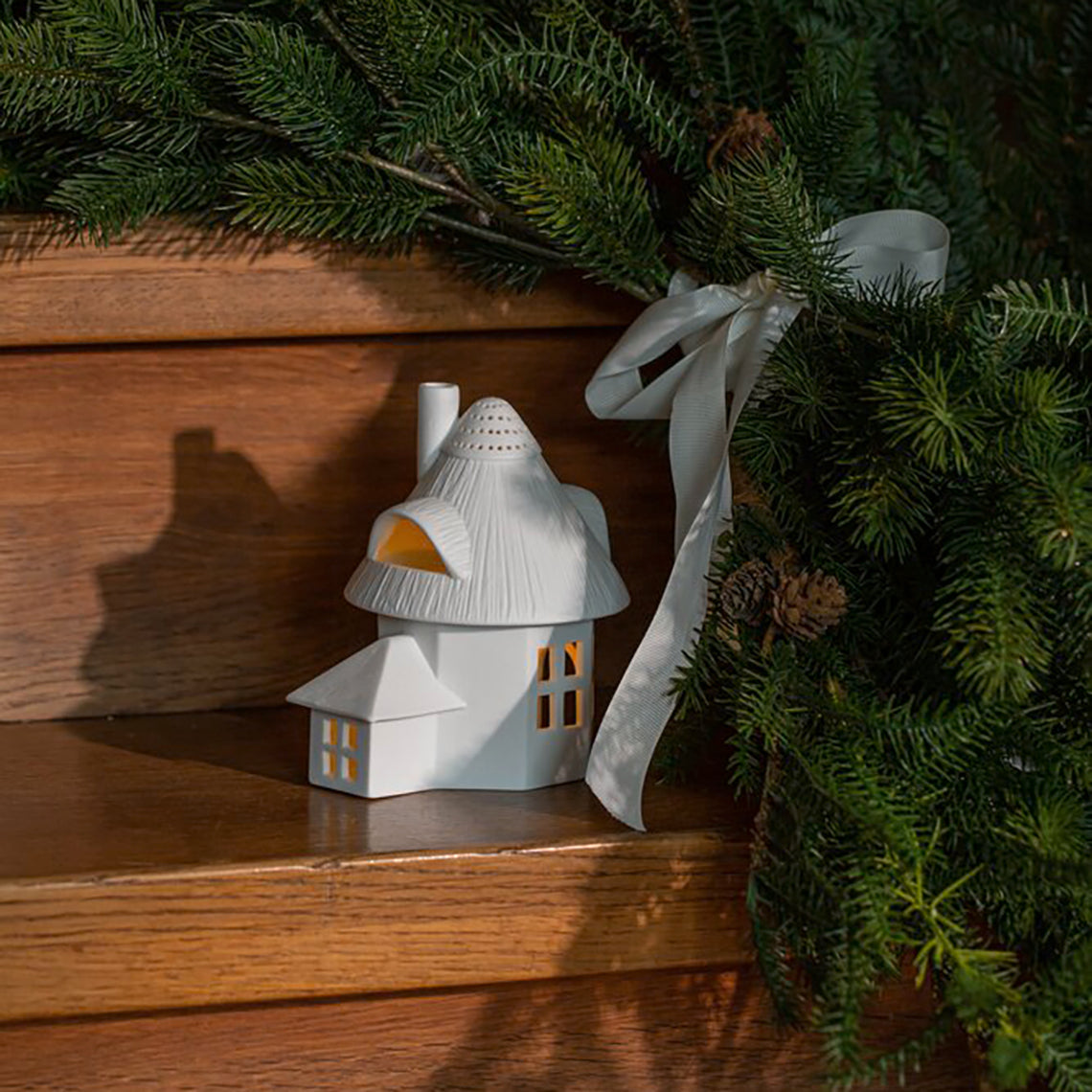 Räder Lichthaus Reetdachturm stimmungsvolles Porzellanhaus für Teelichter Windlicht