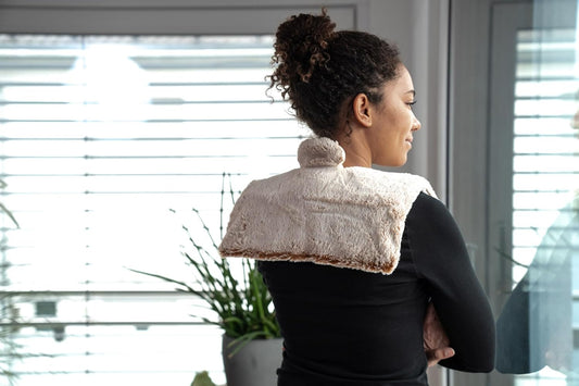 Habibi Plush Premium Rücken- & Schulterwärmer creme herausnehmbares Körnerkissen