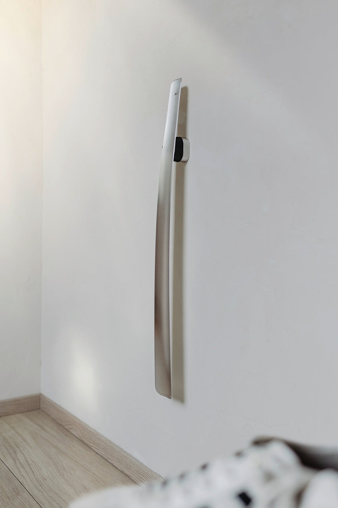ZACK CALZO Schuhlöffel 55 cm mit Wandhalterung Edelstahl robuster Schuanzieher