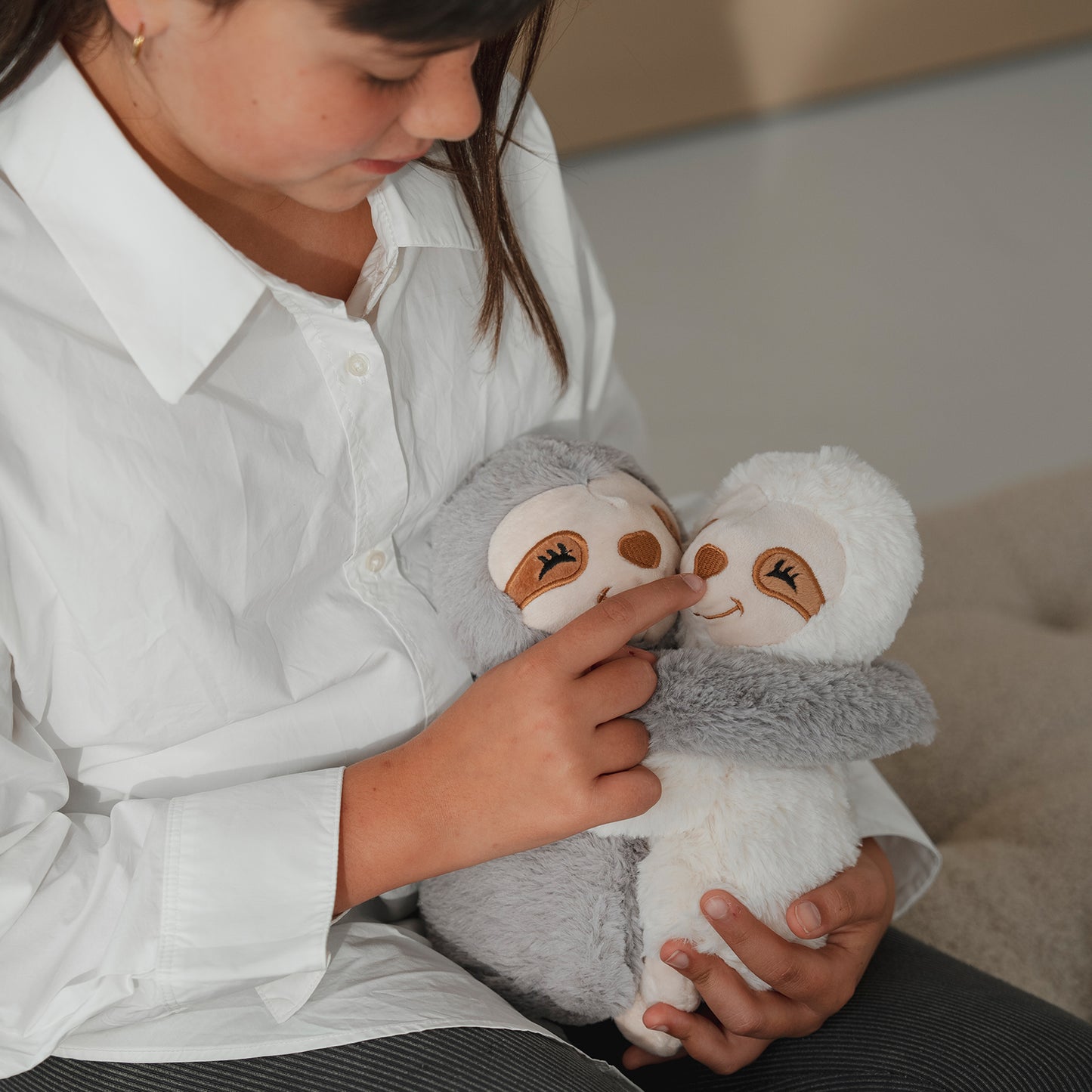 Habibi Plush Premium Wärmetier Hugys Faultier Mama+Kind herausnehmbares Kissen